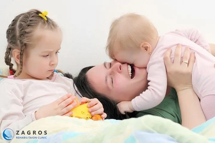 حسادت فرزند اول به نوزاد تازهوارد؛ دلایل، پیامدها و راهکارهای کاهش حسادت فرزند اول 7 راهکارهای کاهش حسادت فرزند اول ، حسادت فرزند اول ، تولد فرزند دوم ، رقابت خواهر برادری ، راهکار های کاهش حسادت فرزند اول