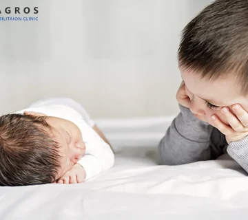 حسادت فرزند اول به نوزاد تازه‌وارد؛ دلایل، پیامدها و راهکارهای کاهش حسادت فرزند اول ، راهکارهای کاهش حسادت فرزند اول ، حسادت فرزند اول ، تولد فرزند دوم ، رقابت خواهر برادری ، راهکار های کاهش حسادت فرزند اول